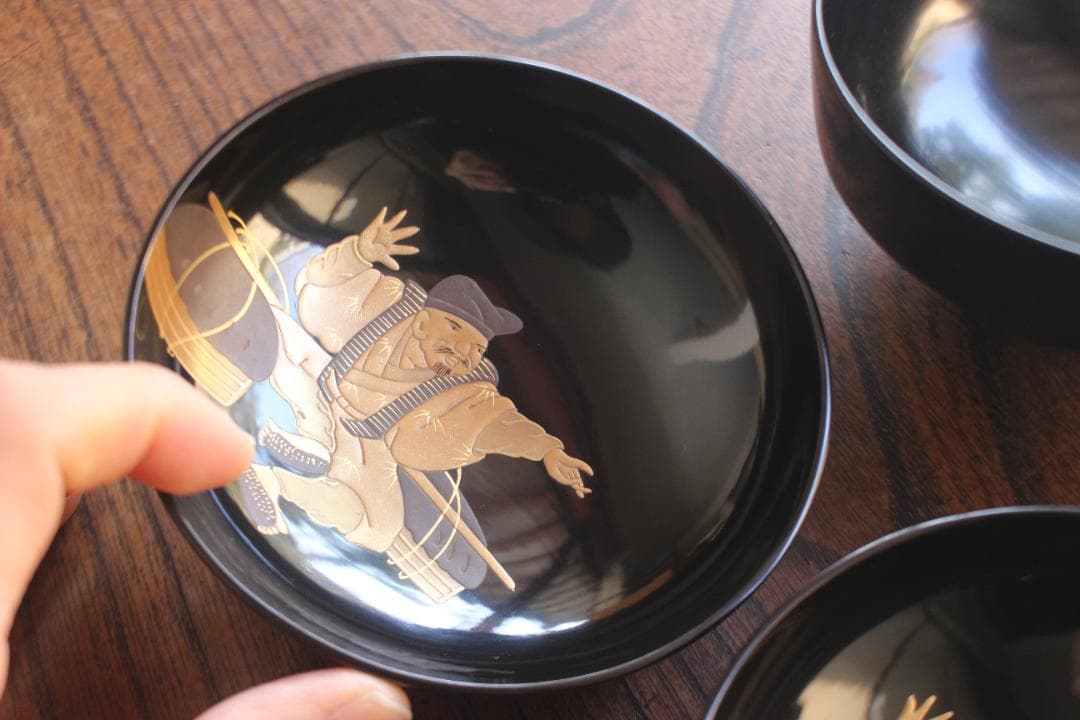 極小保管傷のみ！時代黒漆に風情ある奴踊り蒔絵の映えるお椀2点（検