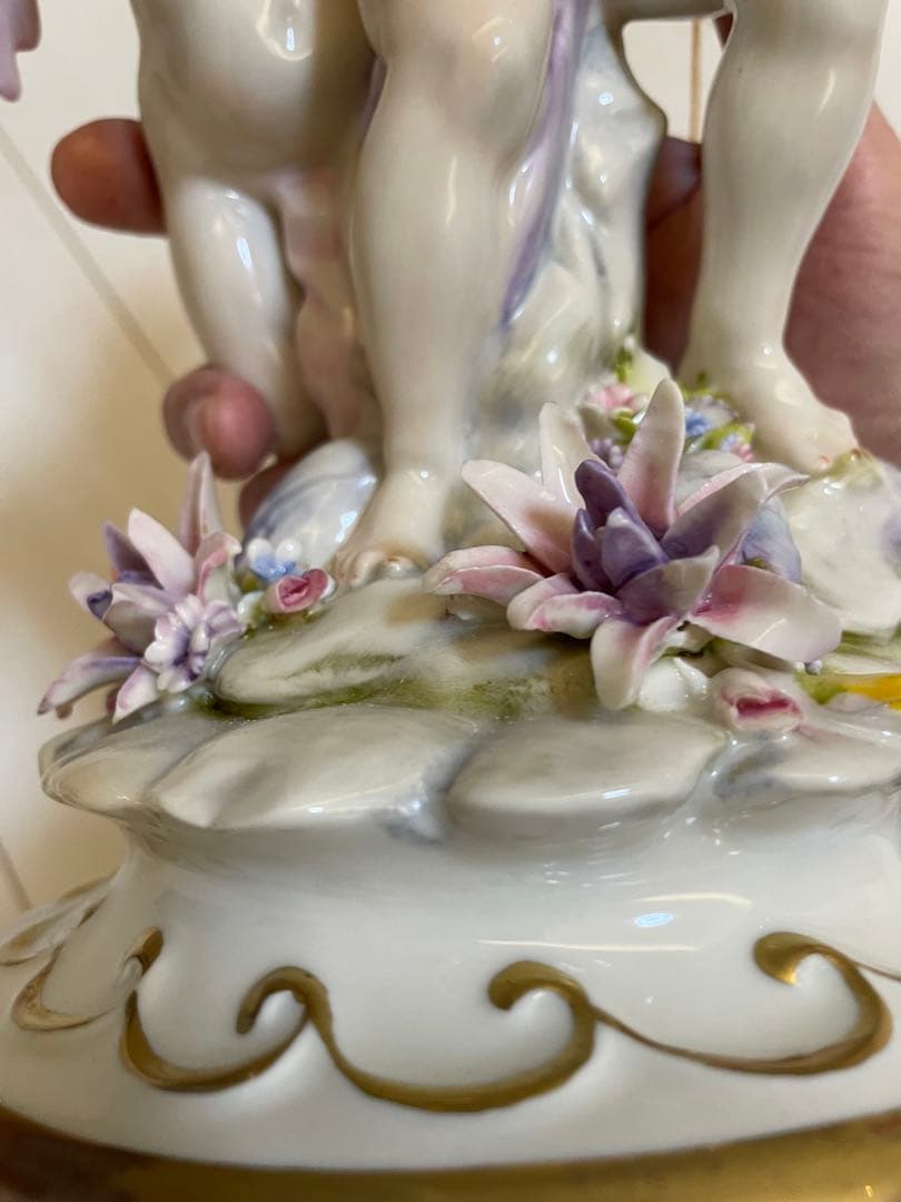 カポディモンテ 陶器製天使の像 花飾り付き - メルカリ