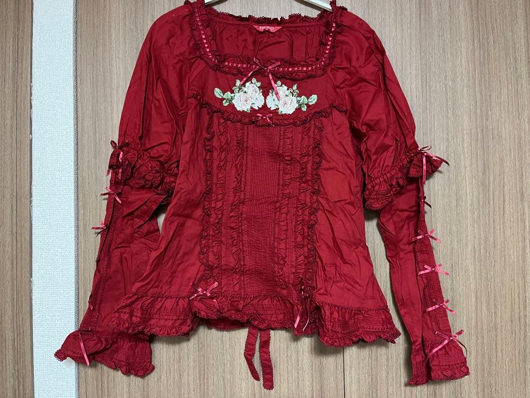 せ*ら様 ピンクハウス＊ブッシュローズ柄＊赤いフリル長袖ブラウス PINK HOUSE（ピンクハウス）の「Berry Rose刺繍入りブラウス（シャツ