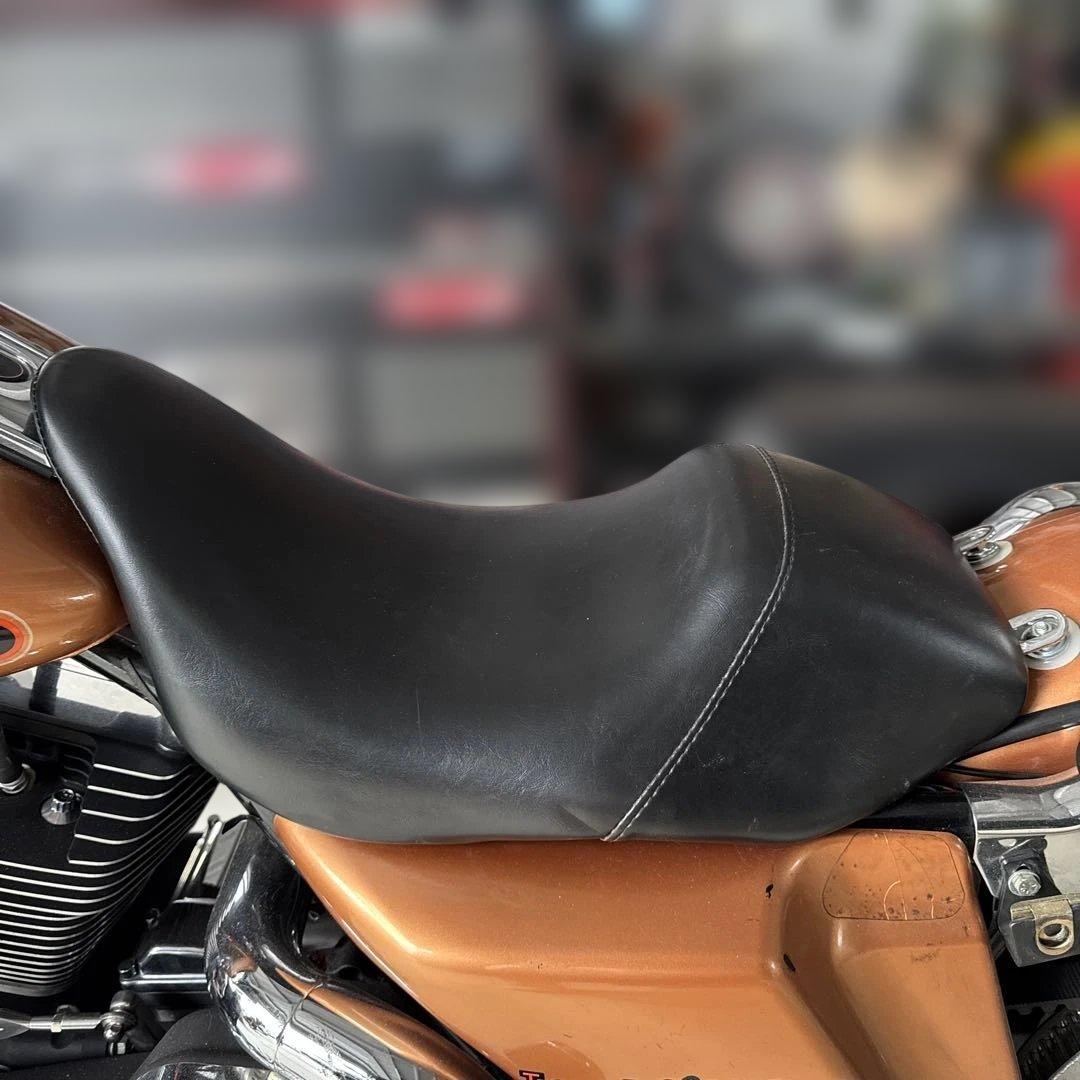 黒のバイクシート