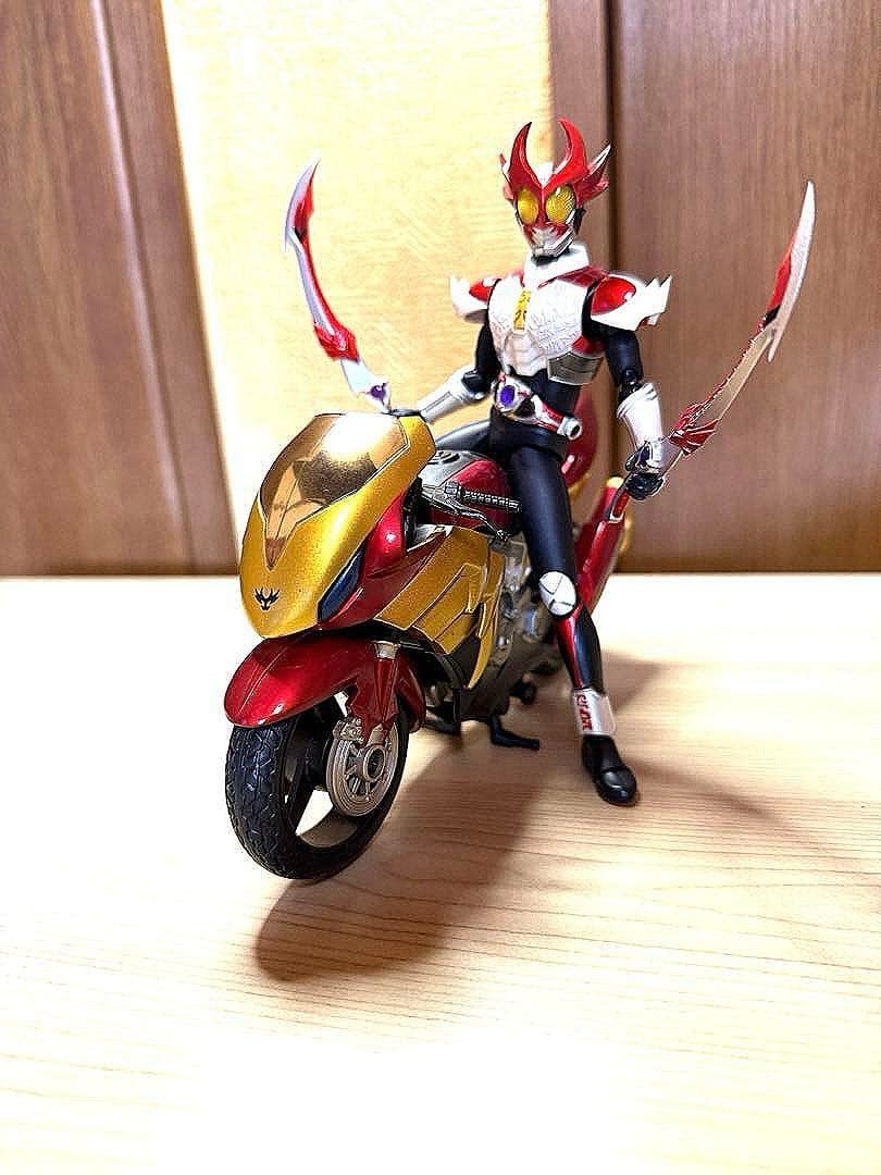 フィギュアーツ仮面ライダーアギトシャイニングフォーム＆マシントルネイダー