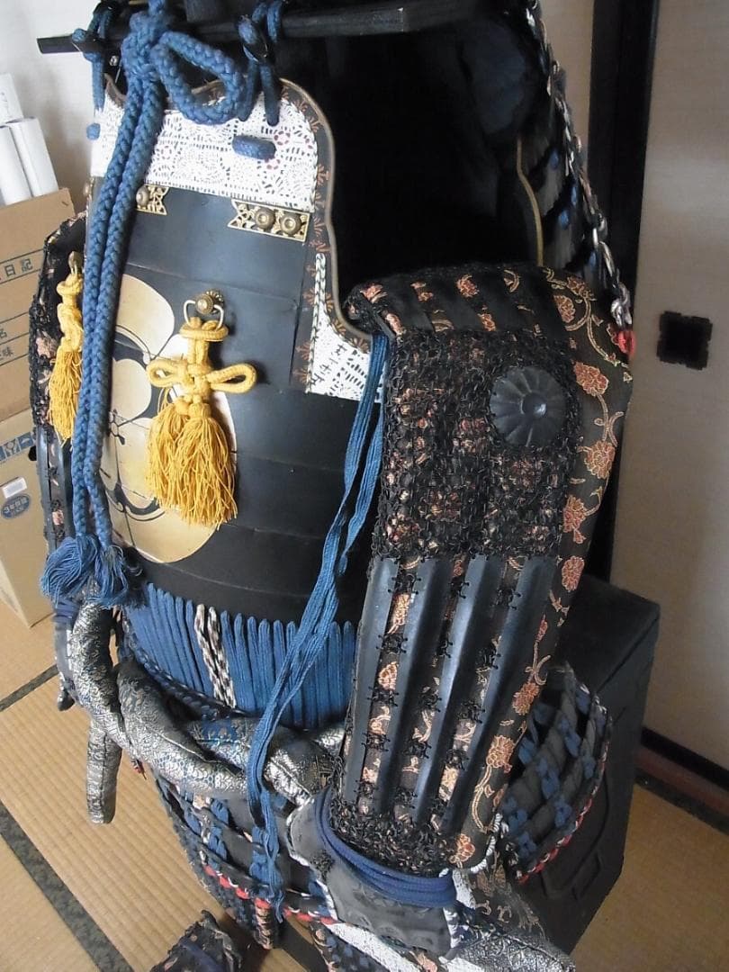 着払い・2個口発送 武具甲冑 鎧兜 鎧櫃 等身大 丸に木瓜 現代鎧 - メルカリ