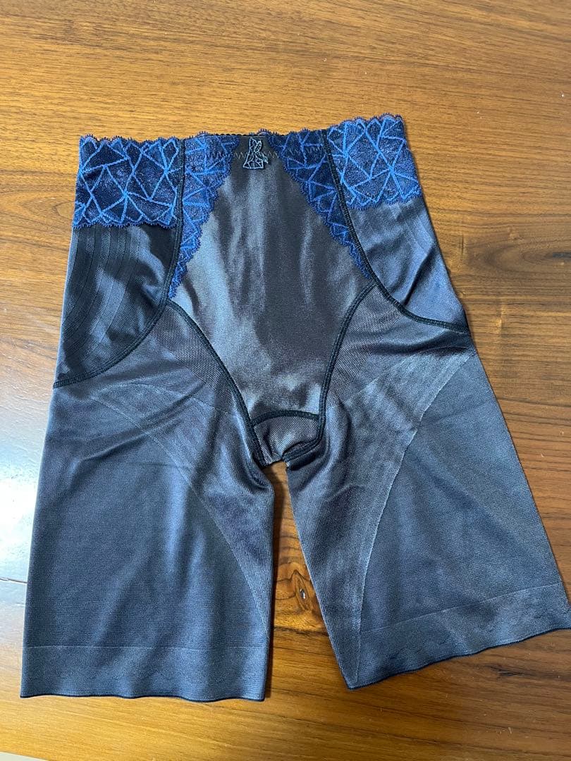 カーヴィシャスカレス ロングガードル Mサイズ - メルカリ