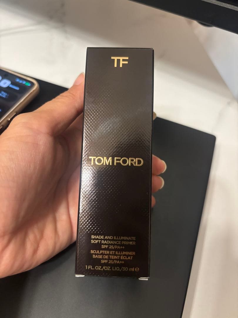 トムフォード シェイド アンド イルミネイト ソフト ラディアンス プライマー