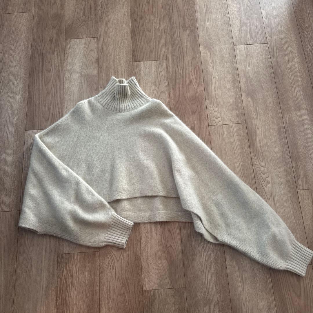 新品未使用　ルフィル　ライトベージュ　ハイネック クロップドニット