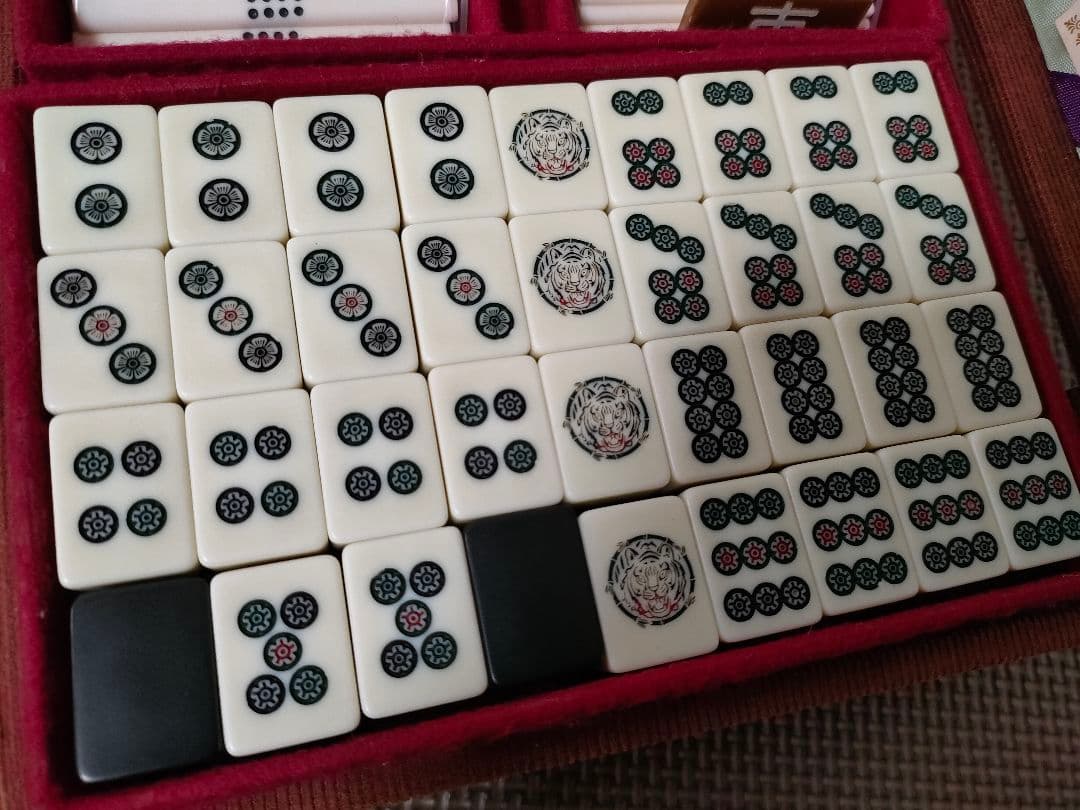 【中古品】　麻雀牌　キングバード　虎牌　背黒　雀鬼 新品 未開封品 キングバード 麻雀牌 背黒牌 最高級 麻雀パイ 昭和