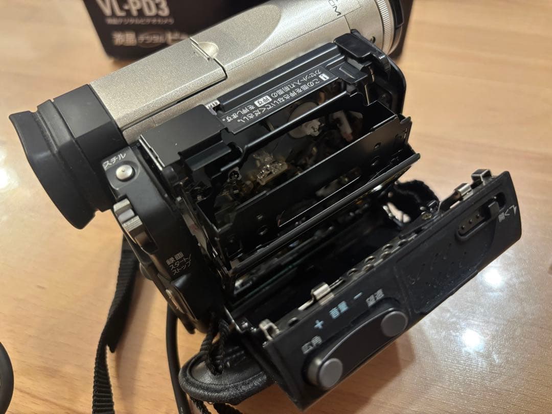 美品】SHARP VL-PD3 ビデオカメラ 本体と付属品 - メルカリ