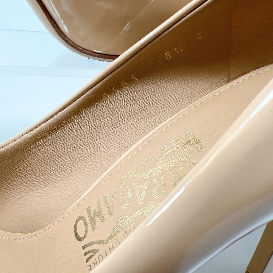 《美品》フェラガモ エナメルパンプス ヴァラリボン ヒール ベージュ 8.5C