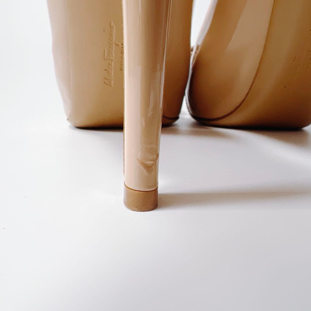 《美品》フェラガモ エナメルパンプス ヴァラリボン ヒール ベージュ 8.5C