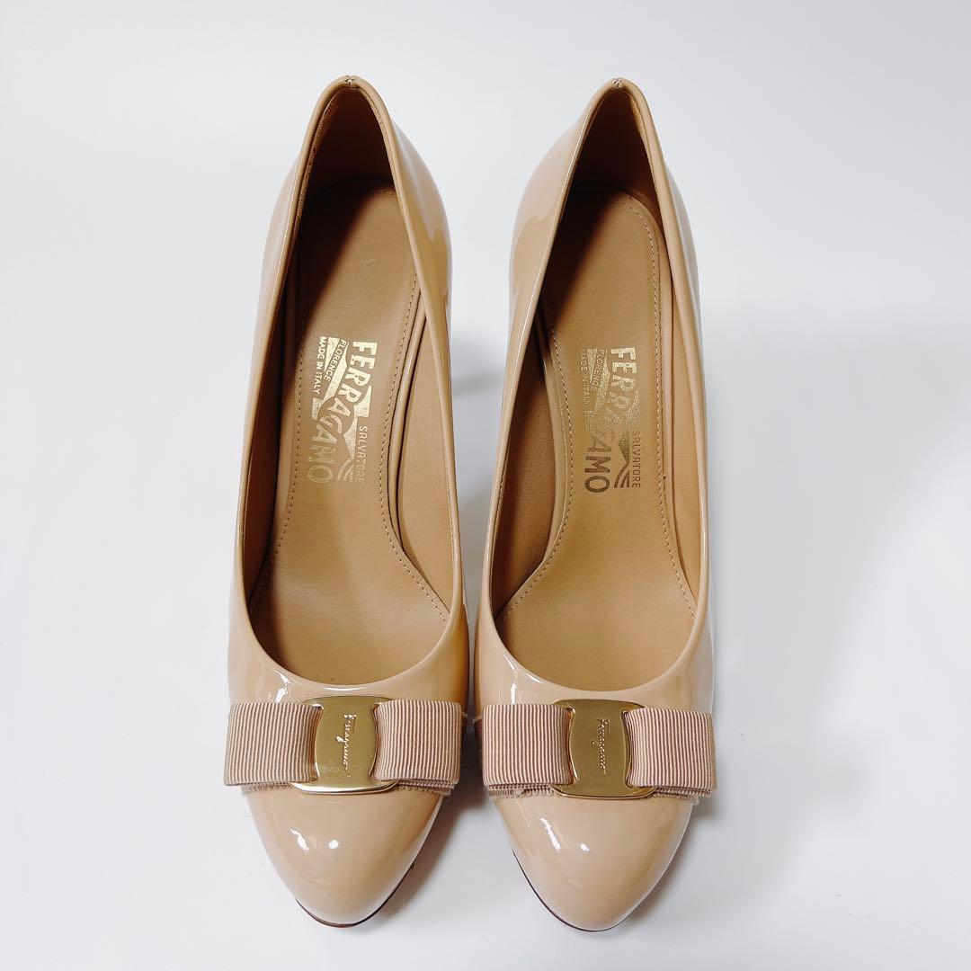 《美品》フェラガモ エナメルパンプス ヴァラリボン ヒール ベージュ 8.5C