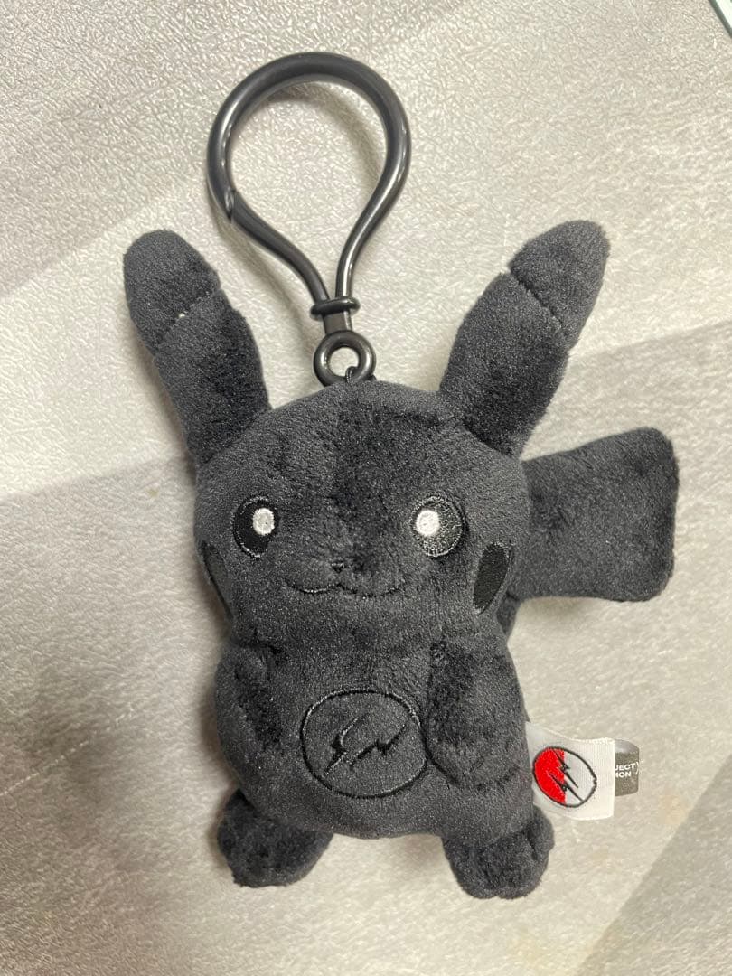 フラグメントデザイン ×ポケモン ピカチュウマスコットキーホルダー