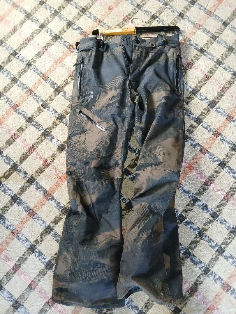 VOLCOM GORE-TEX スノーボードパンツ カモフラージュ 訳あり】Volcom ボルコム スノーパンツ スノボウェア スキーパンツ M