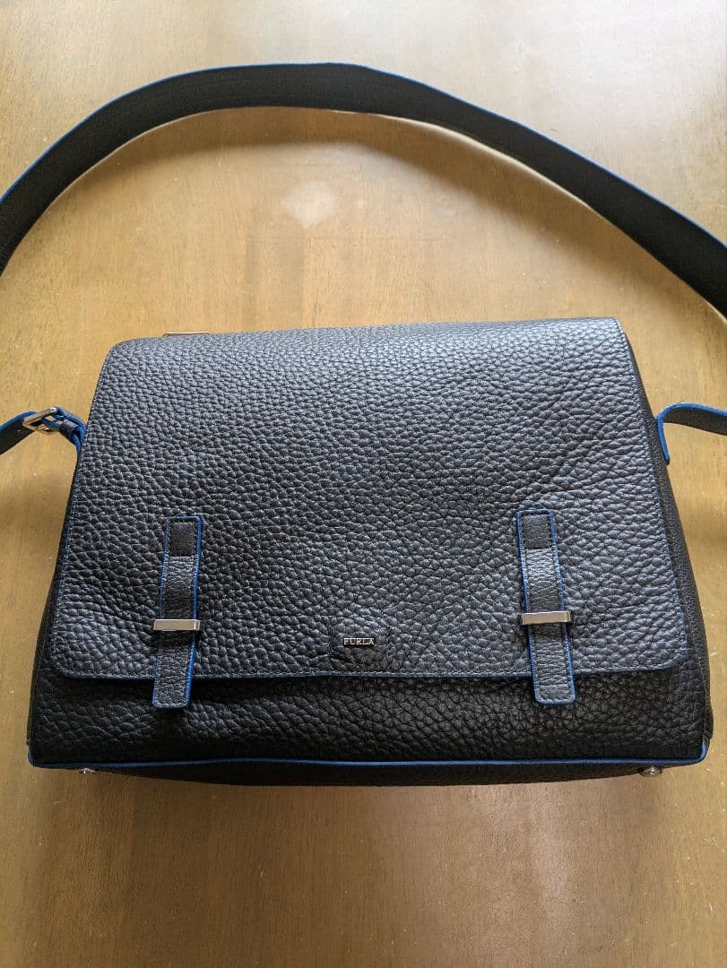 極美品✨FURLA ショルダーバッグ　クロスボディ　大容量　ブラック　レザー