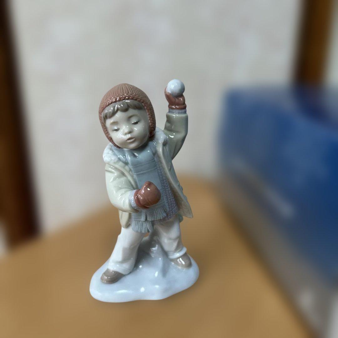 リヤドロ　雪合戦　雪玉を持つ子供の陶器フィギュア　箱付き　未使用品