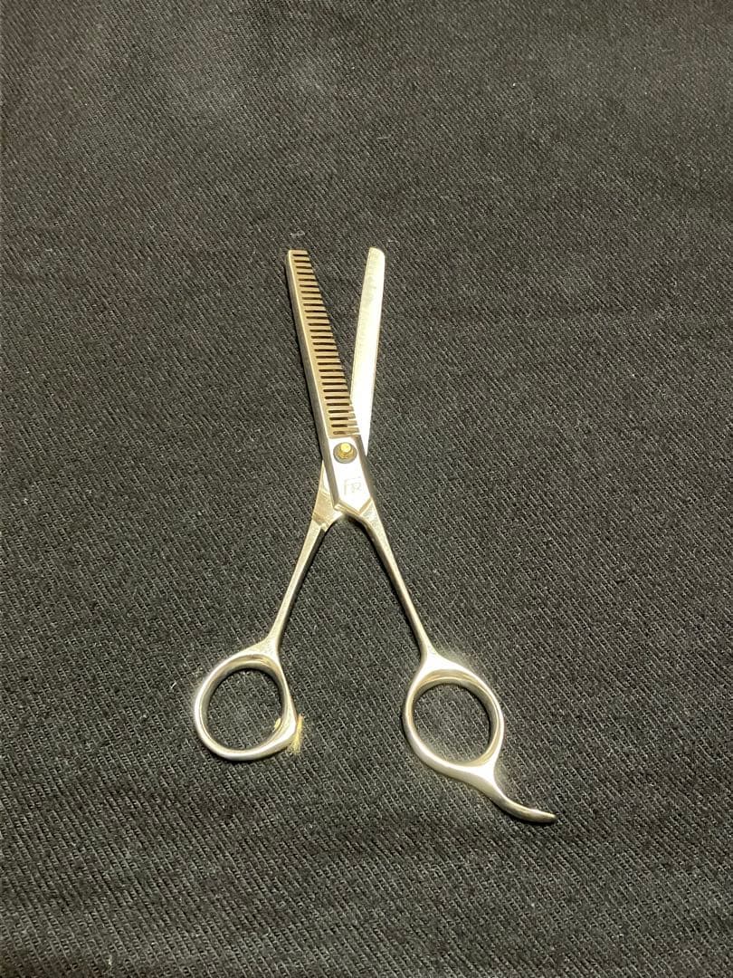 4．美容シザー　セニングシザー　すきバサミ