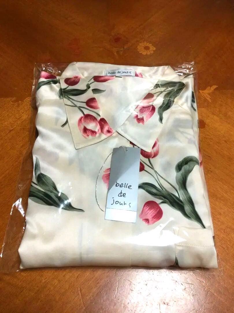 ◎新品未使用タグ付き　レディース　シルク　パジャマ　花柄　セットアップ 可愛い