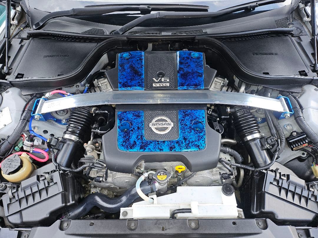 Z34　エンジンカバー　ラップ塗装　エンブレム　スワロフスキー加工 フェアレディZのDIY・キャンディレッド・ラップ塗装・エンジンカバー