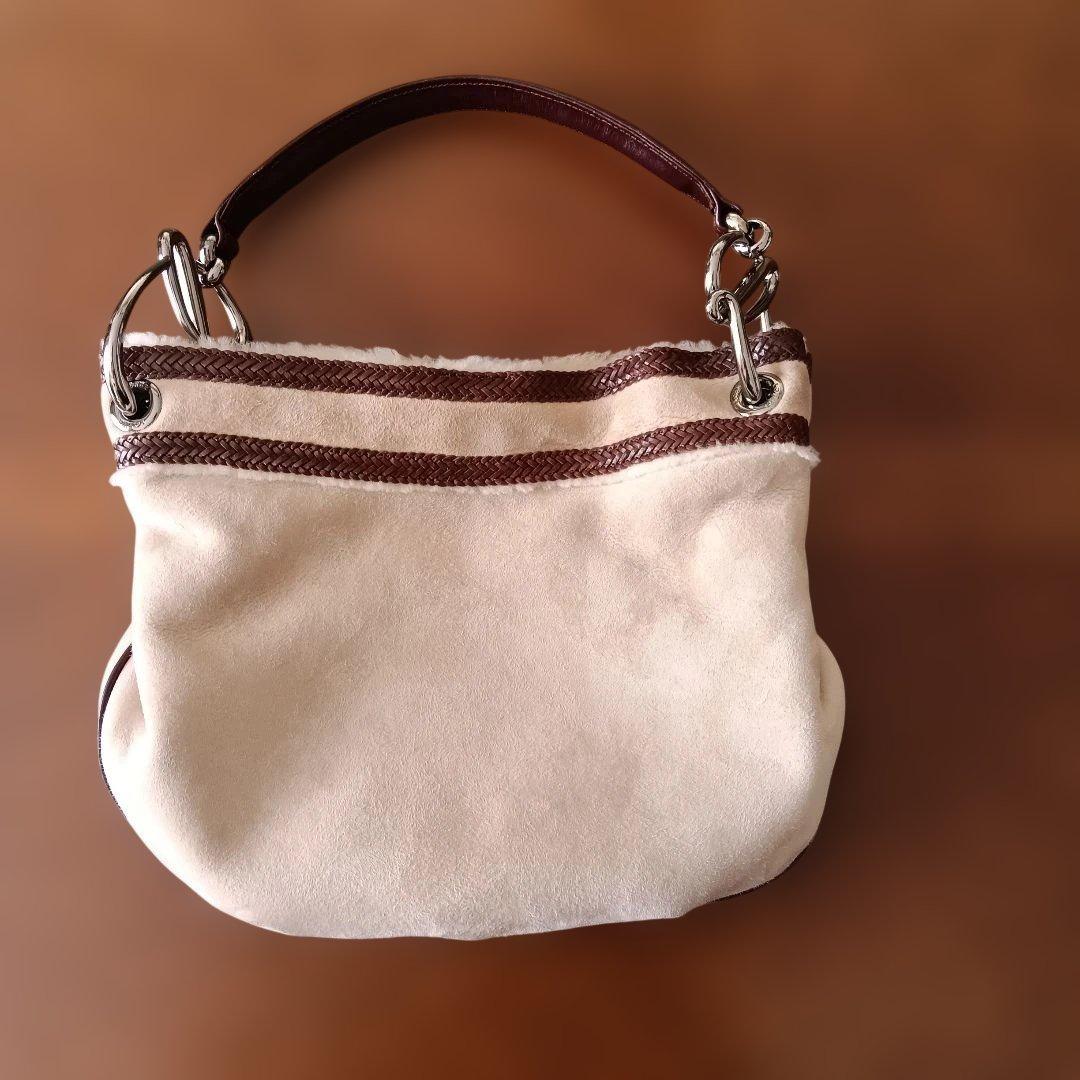 LOEWE　素敵なムートンのオシャレバック　メタルロゴ　2/8まで 松村北斗 ロエベをまとい、会いにいく～Wrapped in LOEWE～ 冬の空気の