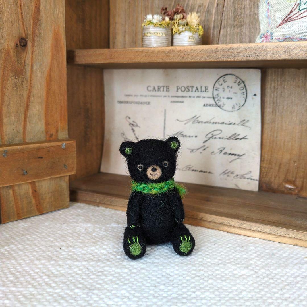 羊毛フェルト 黒クマ 緑 ハンドメイド テディベア - メルカリ