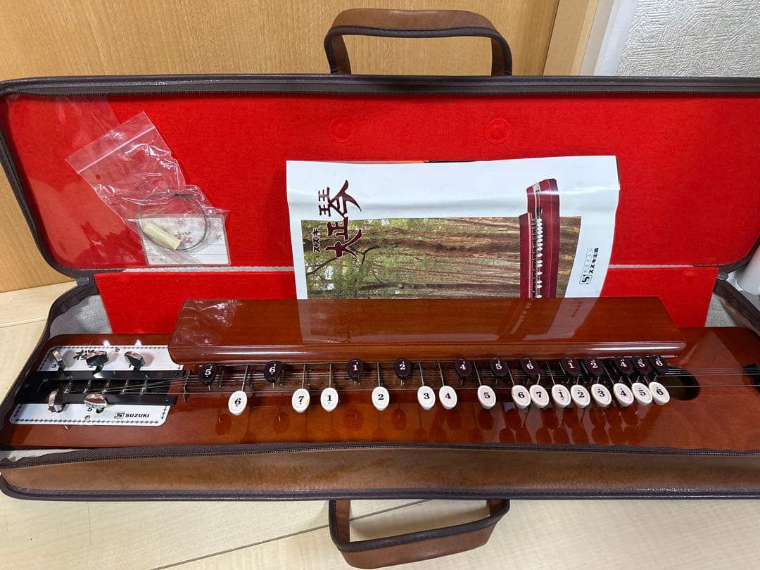 スズキ（鈴木楽器）製の大正琴 「桜」 です