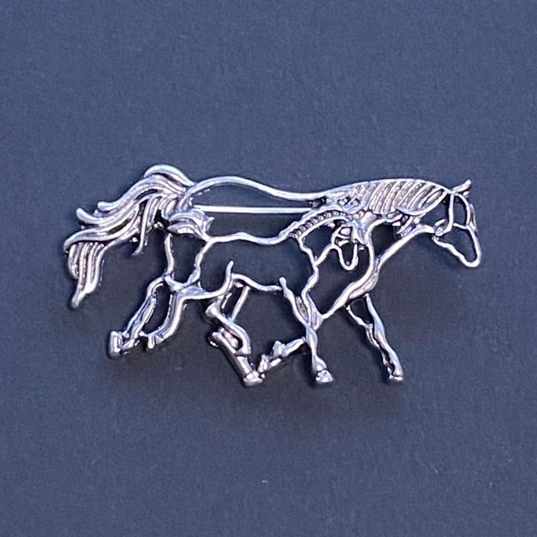 ⑧ 馬ブローチ シルバー 馬の親子 透かし 2026年 干支 簡易ラッピング