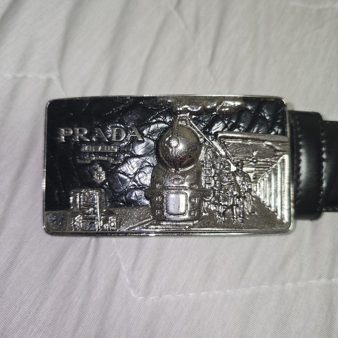 プラダ　レザーベルト　クロコ型押し　機関車プレート　黒