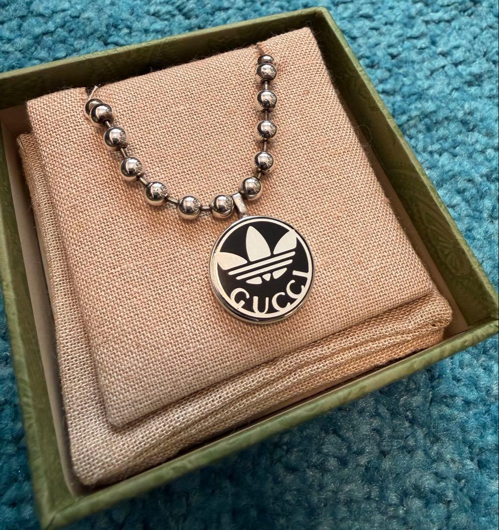 GUCCI アディダスロゴ ネックレス シルバー