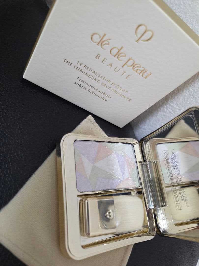 クレ・ド・ポー ボーテ ルミナイジング フェイスハイライター 17