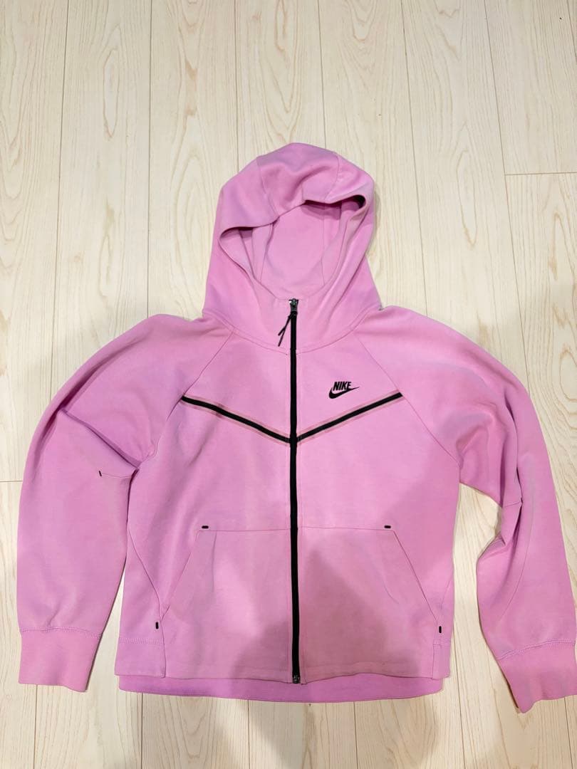 Nikeテックフリース‼️フード付きパーカー ピンク　早い者勝ち‼️