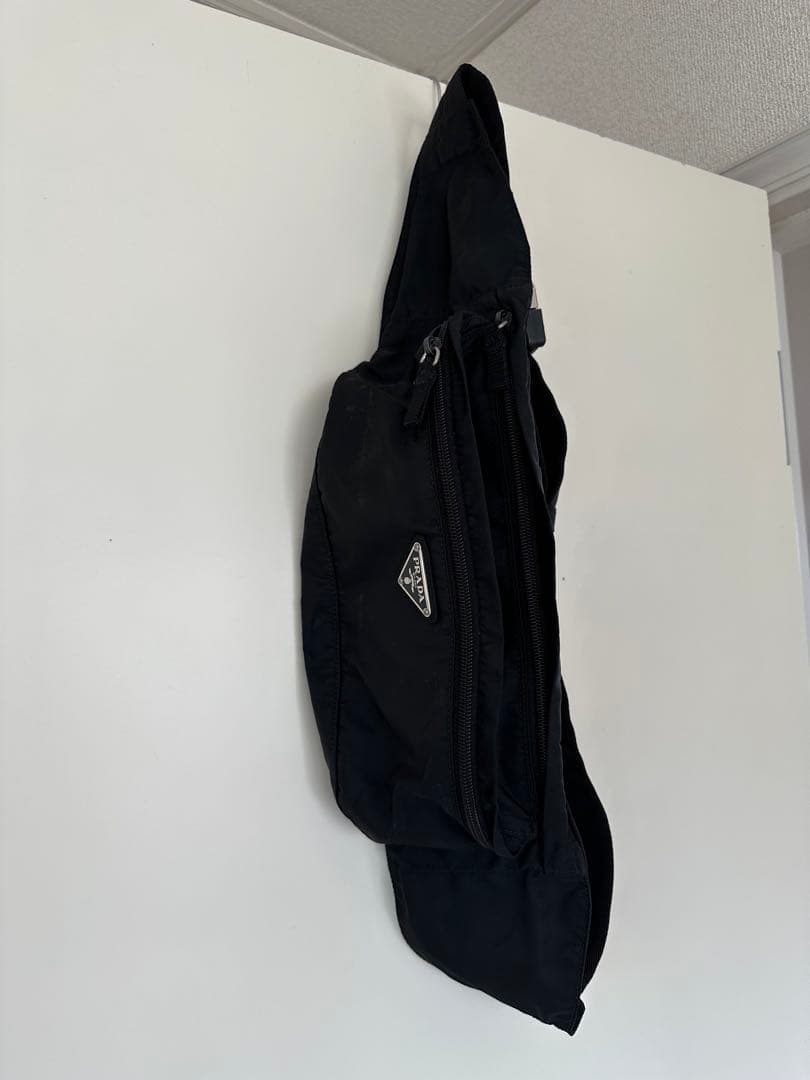 PRADA ブラック ボディバッグ ジッパー付き