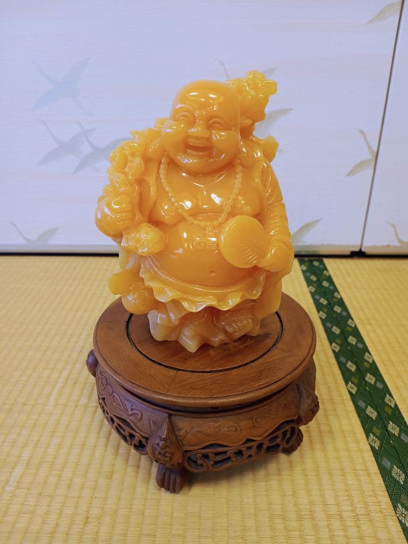 琥珀色の布袋様 彫刻 木製台座付き