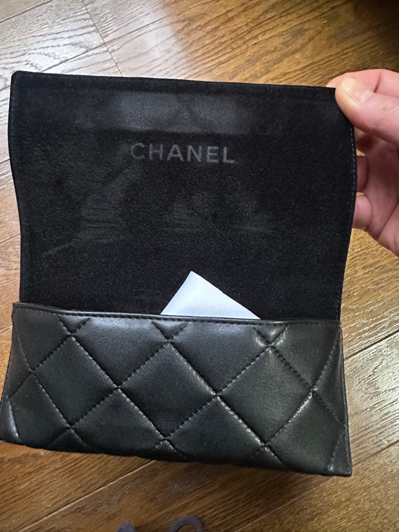 CHANEL メガネケース ブラック カールラガーフェルドのメガネ拭き付き