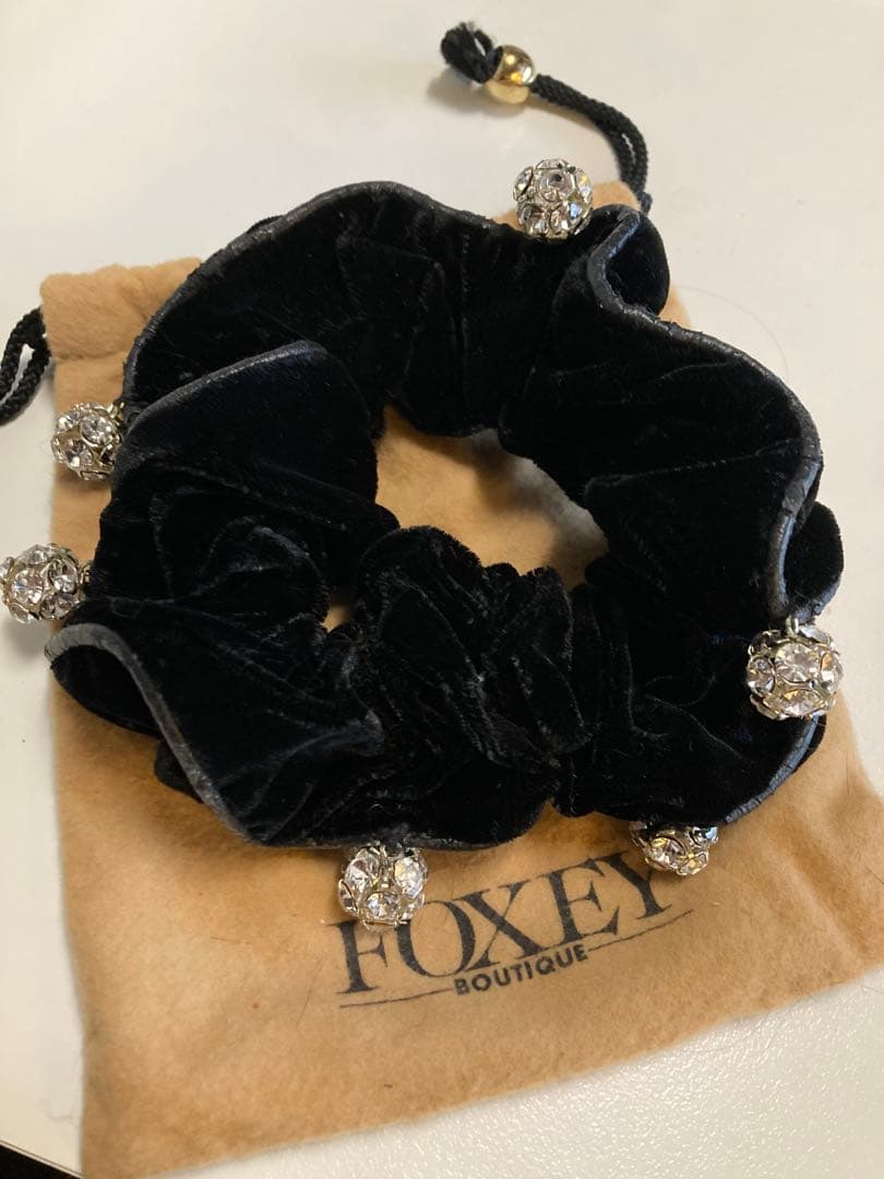 FOXEY フォクシー　ベロア キラキラジルコニアボール付シュシュ　ブラック