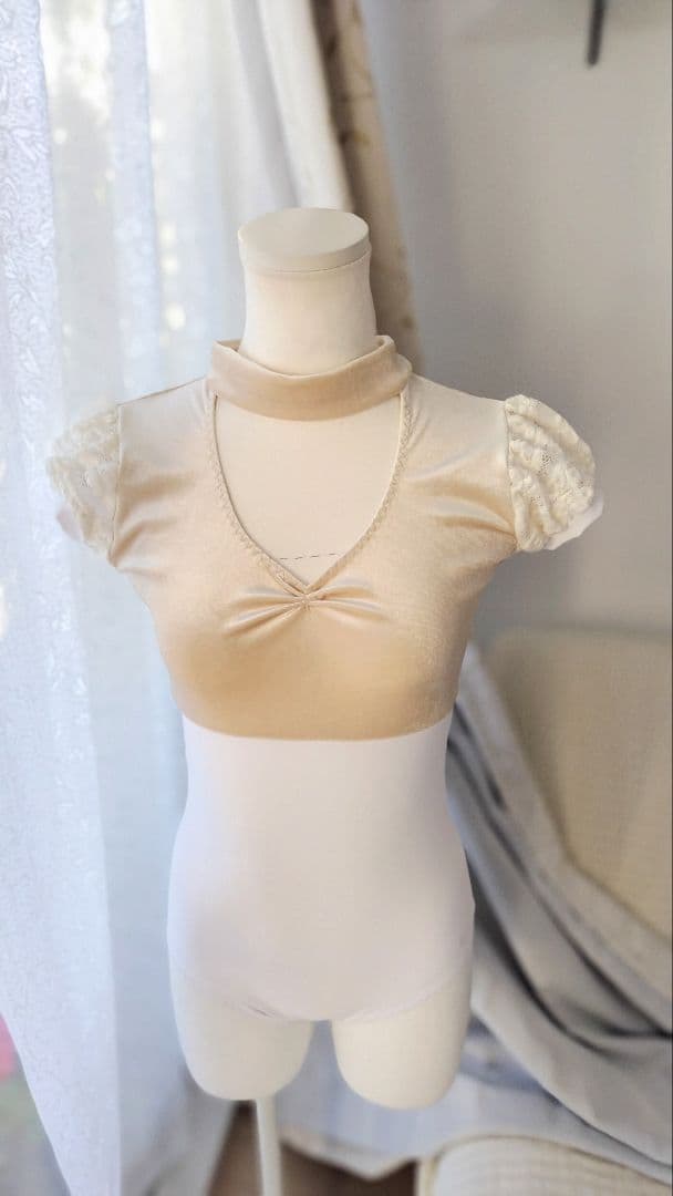 Ｓ～Ｍ／アイボリーベロアとふんわり起毛レース袖が可愛いチョーカー娘役レオタード白