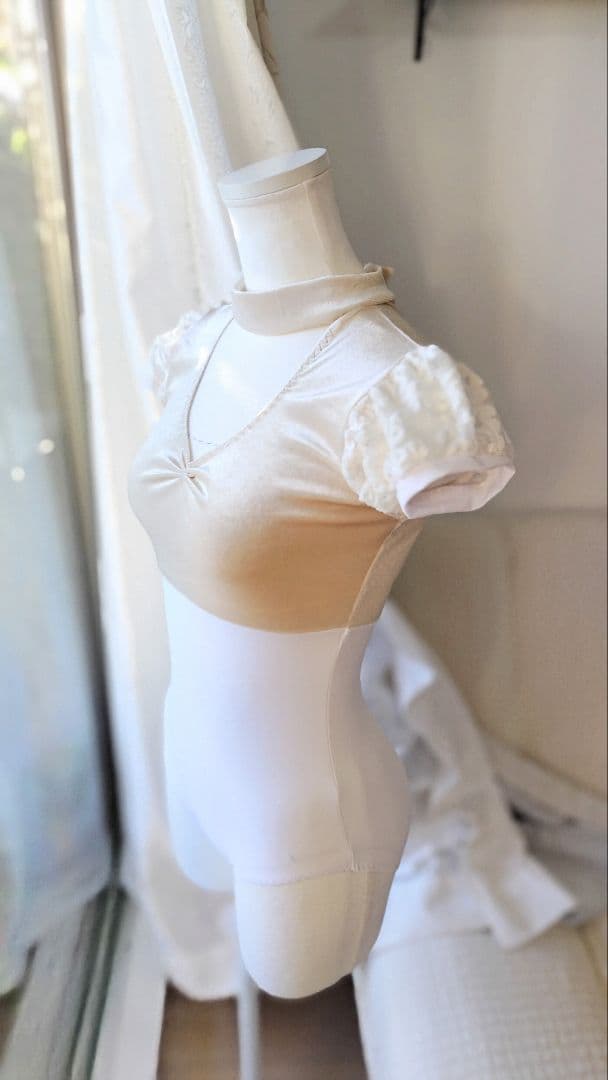 Ｓ～Ｍ／アイボリーベロアとふんわり起毛レース袖が可愛いチョーカー娘役レオタード白