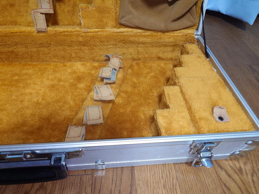 尺八ケース　アルミ製ハードケースです。