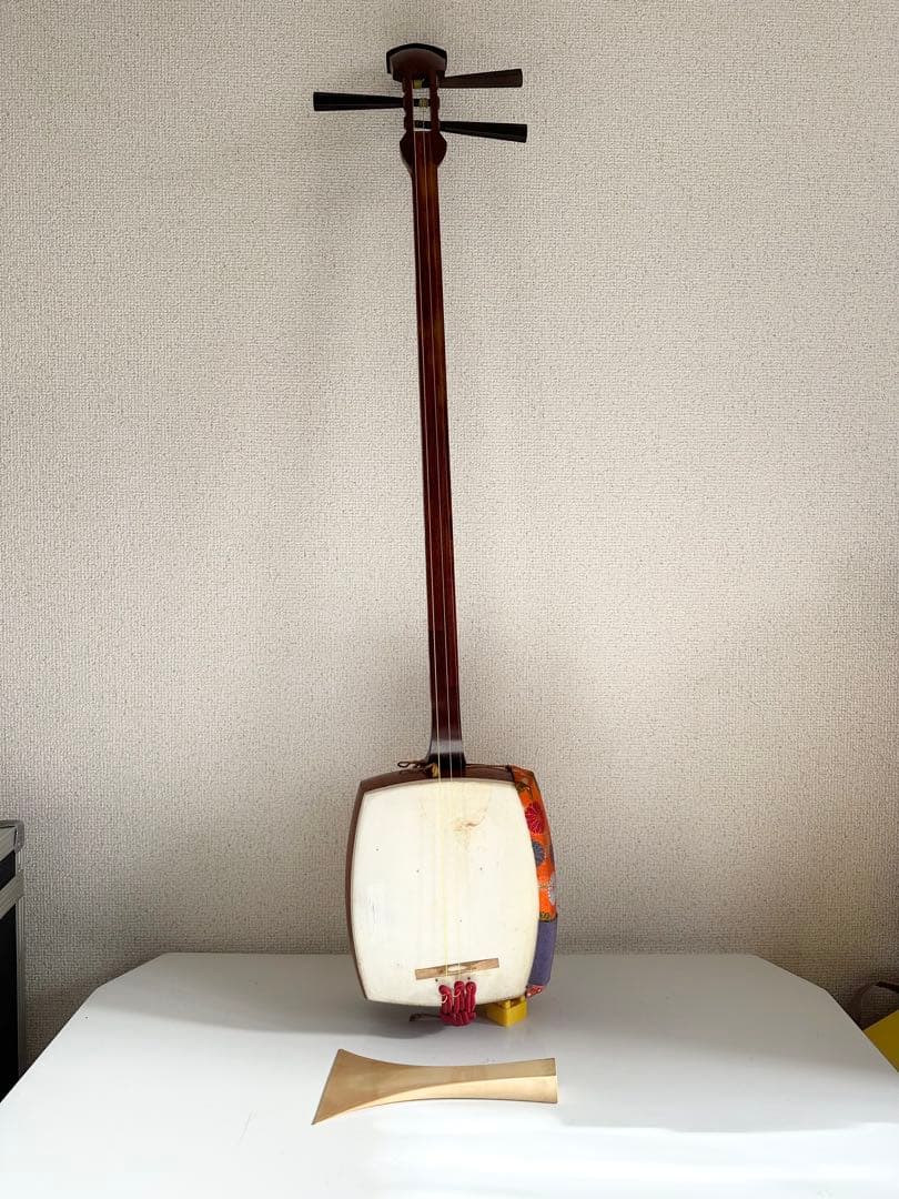 沖縄三線風 和楽器 本体＋撥付き 人工皮　三味線 練習用 胴巻き（和柄）付き