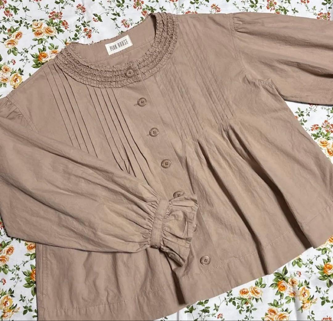 フリル使いノーカラーブラウス