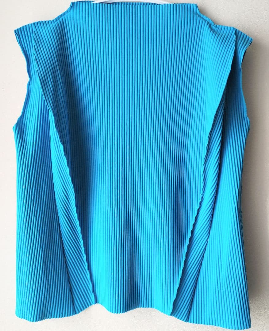 me ISSEY MIYAKE カーブプリーツ フレンチスリーブトップ ブルー