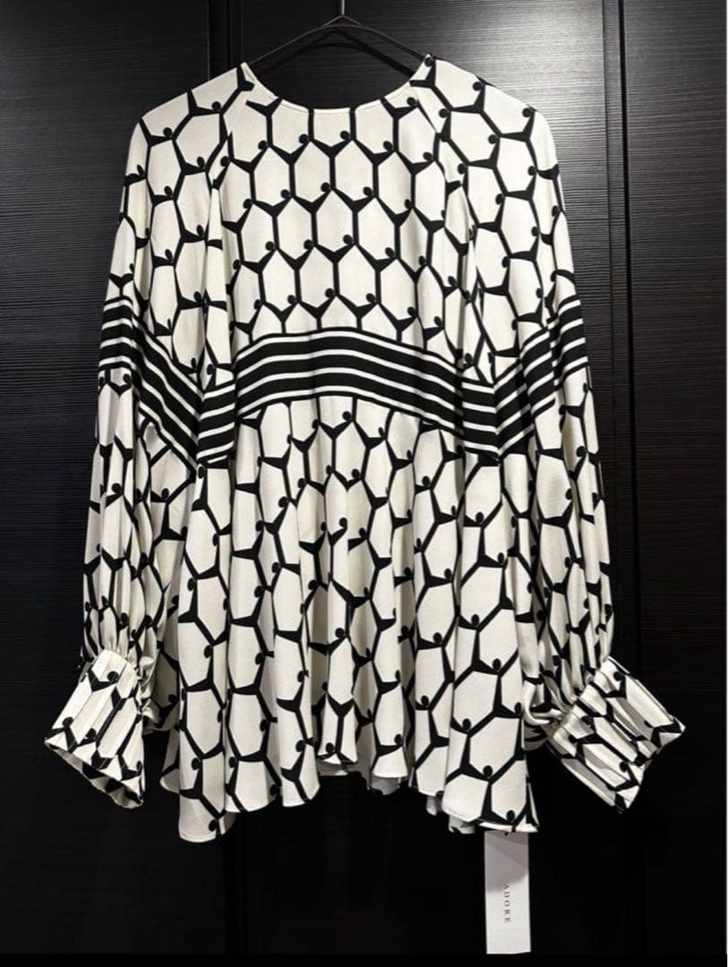 ぷ*ん様 【ADOREアドーア】ヘキサゴンプリントブラウス38《ホワイト》