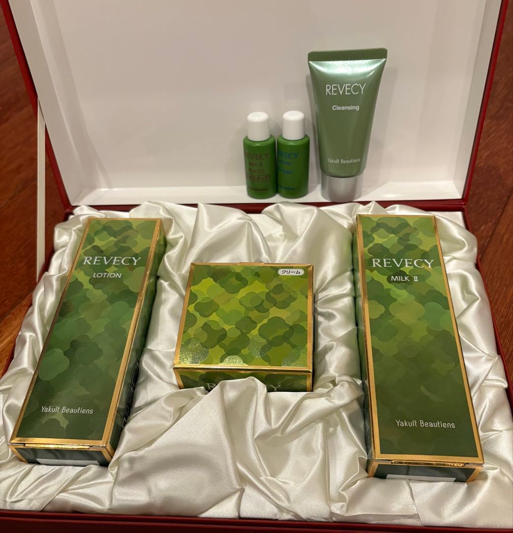 新品ヤクルト化粧品　リベシィ　3点セット、（トラベルセット付き）