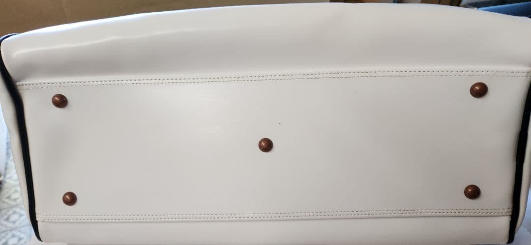 Von Dutch ロゴ入りホワイトボストンバッグ