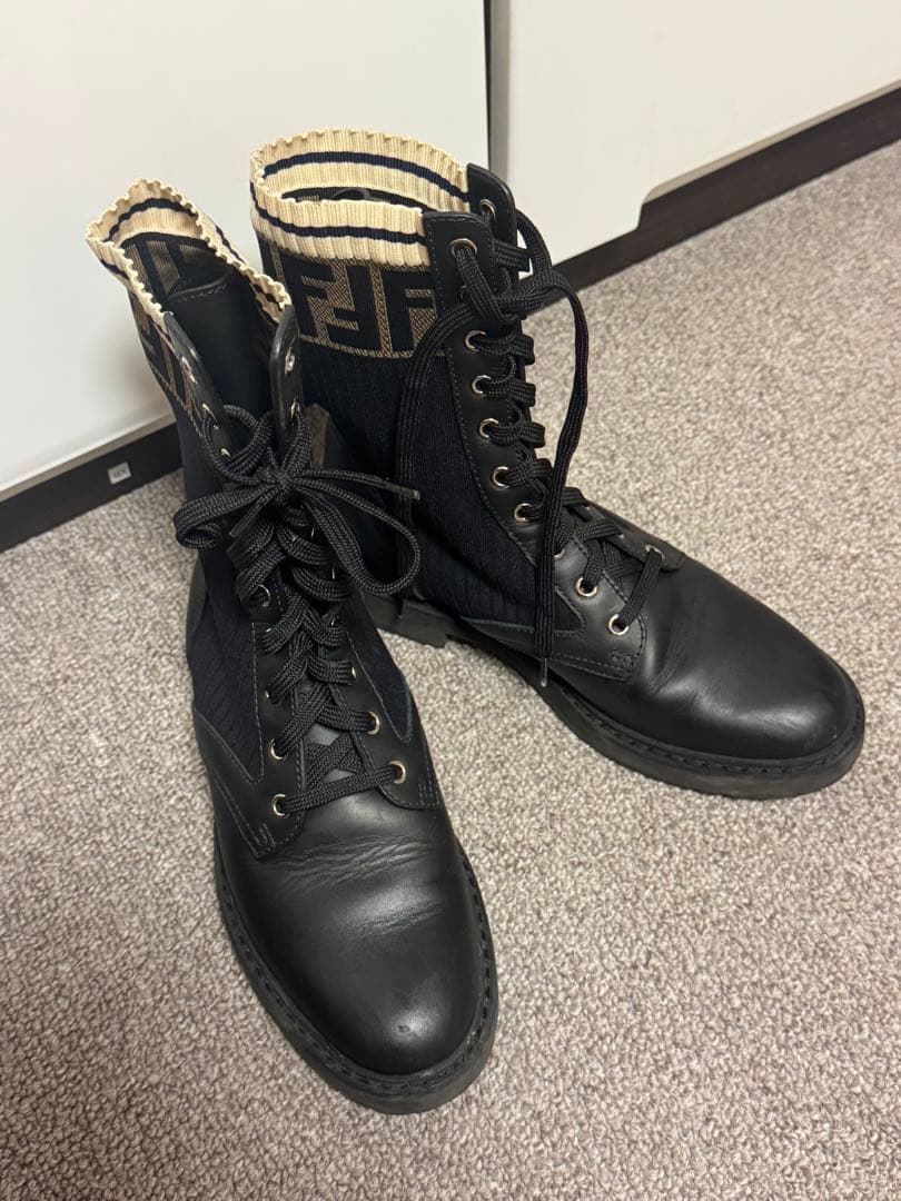 美品♪FFロゴ ニットカフ付きレザーブーツ sx204_01.jpg