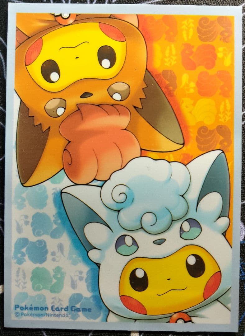 アローラロコン＆ロコンポンチョのピカチュウ スリーブ 1枚 - メルカリ