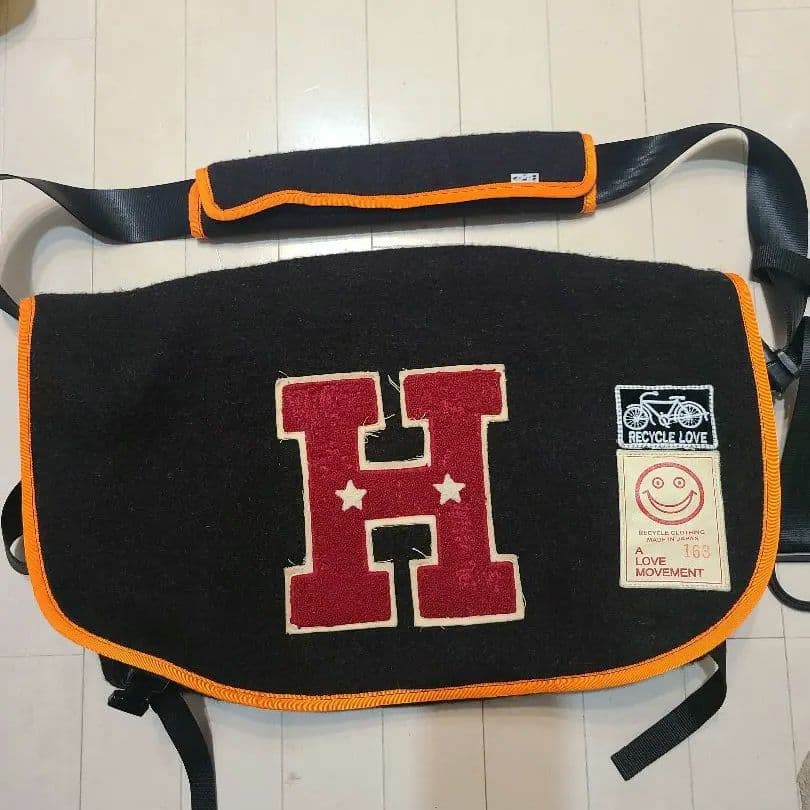 A Love Movement メッセンジャーバッグ 黒色とオレンジ　large