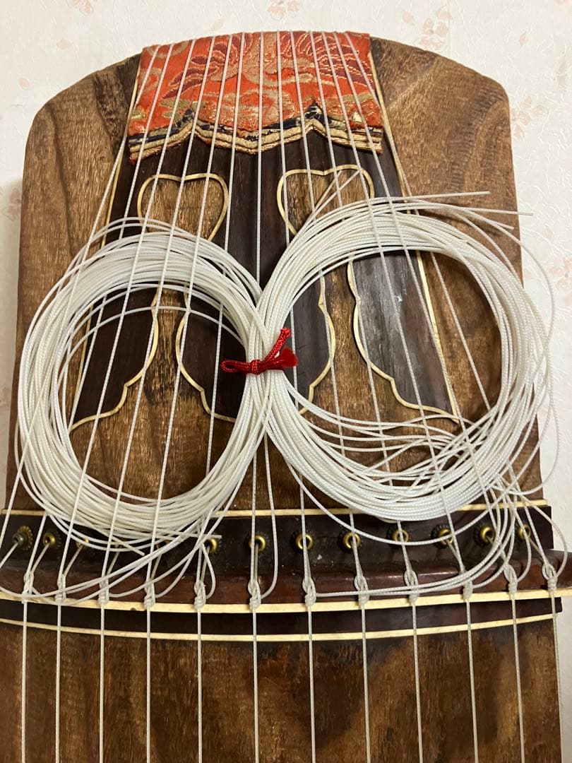 13弦お琴です。並甲、すだれ彫り、甲に跡少ない、裏甲に修復の跡有り