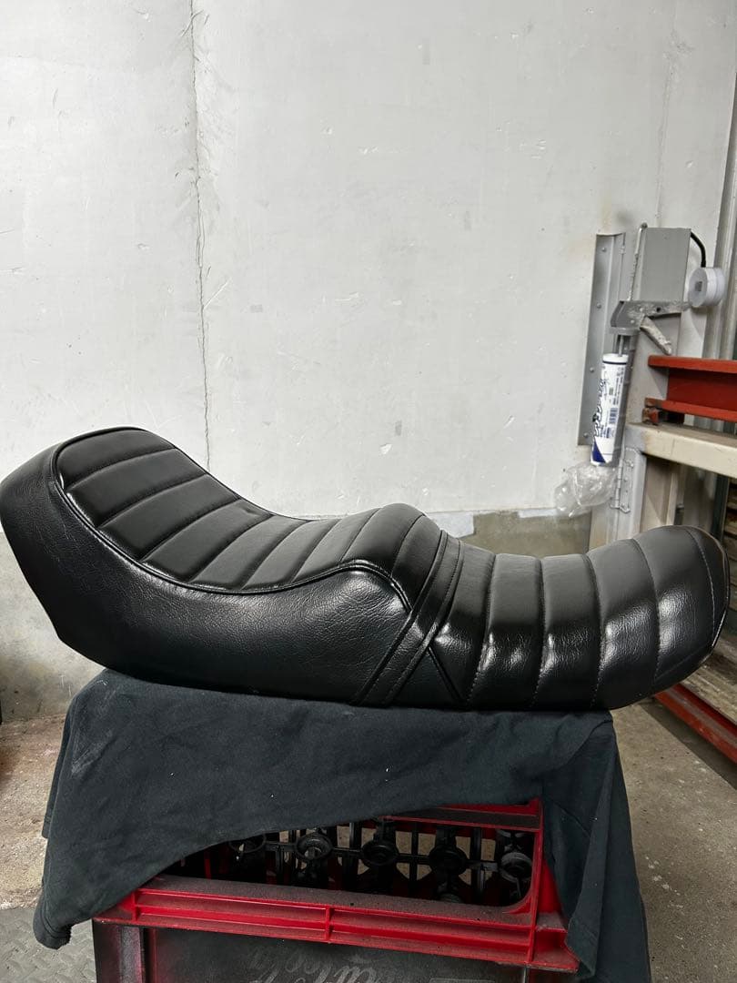 gs400 タックロールシート Amazon | GS400 タックロールシート (黒 レザー 鋲打ち)/ GS400E