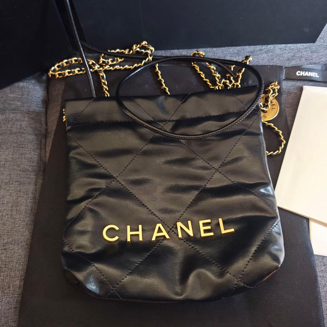 キルティングデザインのブラックレザーショルダーバッグ。