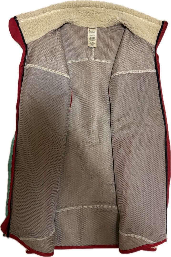 patagonia フリース ベスト ベージュ/レッド - メルカリ