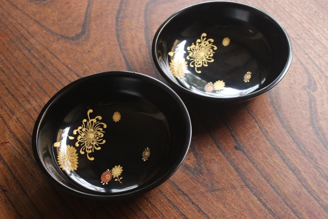 端正な黒漆に優美な菊花蒔絵の映える小皿2点（検山中塗輪島塗銘々皿